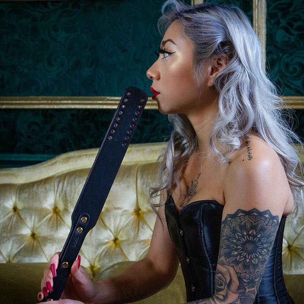 bondagekit 10-delar bdsm portfölj kodlås veganskt läder kroppssäker nickelfri metall ögonbindel gagball paddel koppel handbojor ankelbojor halsband kedjor karbinhake vibrator rosetter elegant diskret