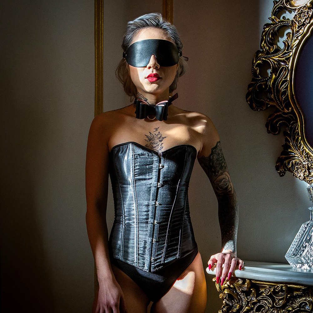 bondagekit 10-delar bdsm portfölj kodlås veganskt läder kroppssäker nickelfri metall ögonbindel gagball paddel koppel handbojor ankelbojor halsband kedjor karbinhake vibrator rosetter elegant diskret