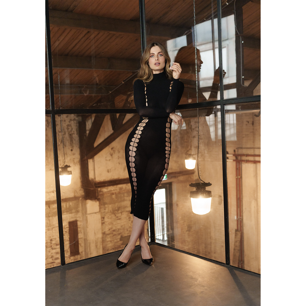 sexig svart klänning turtleneck polokrage stretchig passform transparent nätmaterial elegant festplagg romantisk outfit figurnära design långärmad midikjol bekväm elastan nylon dammode sensuell silhuett