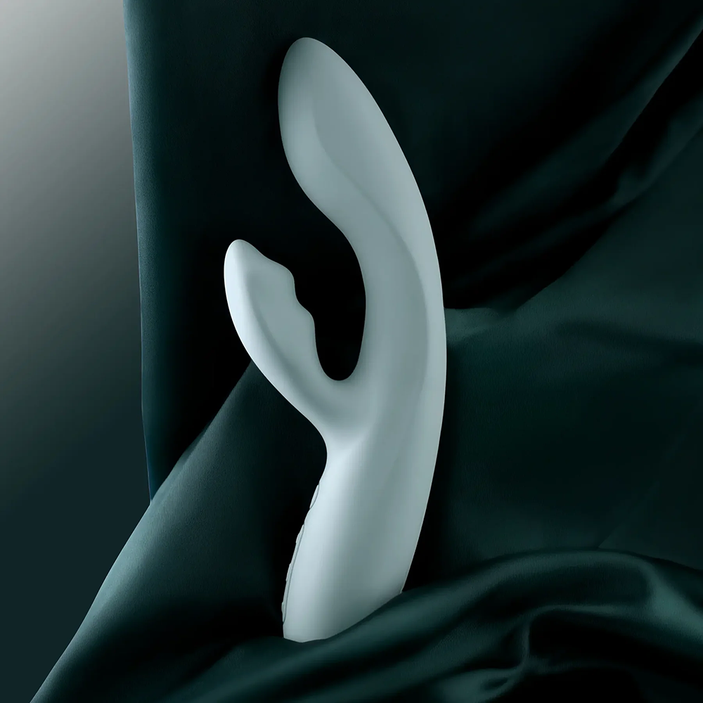 rabbitvibrator värmefunktion appstyrd dubbelmotor g-punktstimulans klitorisstimulator uppladdningsbar usb tyst vattentät reselås minnesfunktion silikon ergonomisk sexleksak interaktiv fjärrstyrning partnerlek mjuk flexibel sexleksak