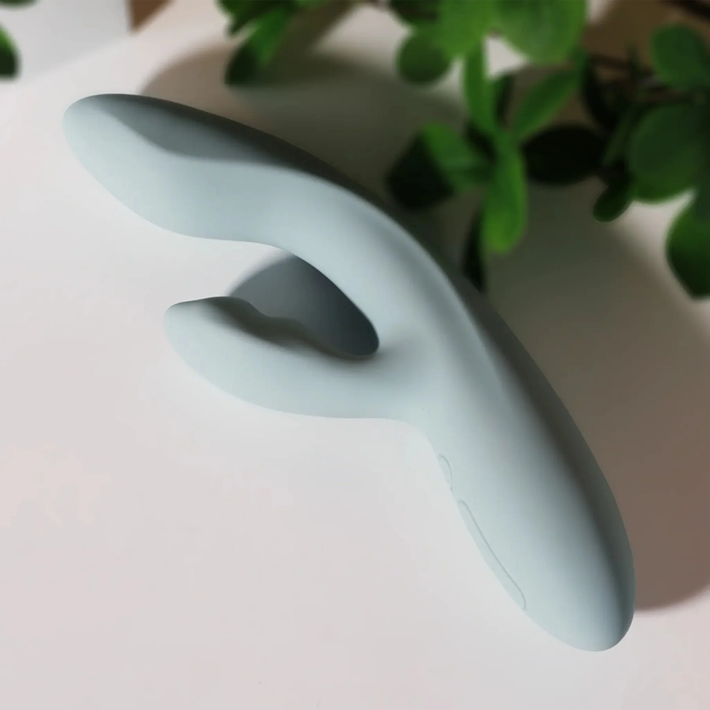 rabbitvibrator värmefunktion appstyrd dubbelmotor g-punktstimulans klitorisstimulator uppladdningsbar usb tyst vattentät reselås minnesfunktion silikon ergonomisk sexleksak interaktiv fjärrstyrning partnerlek mjuk flexibel sexleksak